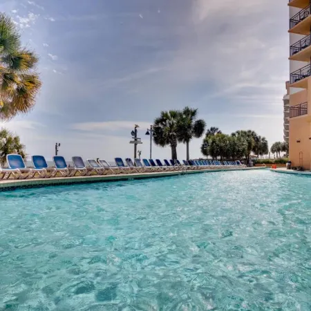 Impressive 1Br Oceanfront Suite, With Pool and Free Wifi
