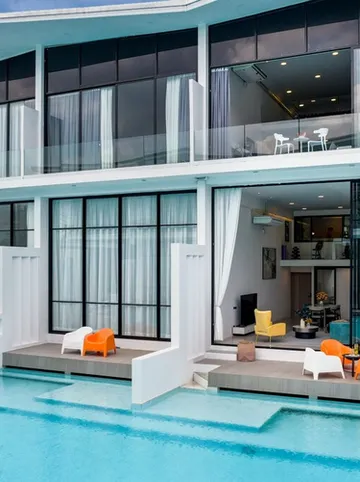 รูปภาพของทาวน์เฮาส์ขนาดใหญ่พร้อมทางเข้าสระว่ายน้ำ