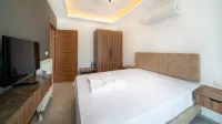 Midpoint Suites - Deluxe Suite 104