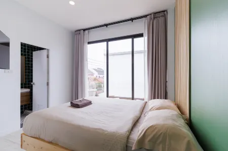 Detached four-bedroom pool villa in downtown Pattaya Отели рядом с достопримечательностью «Bann sukhawadee»