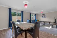 Muirton House 2 - 4 Bed House, 4 Car Driveway, 2 Bathrooms, Smart TVs in every room - 3 星級