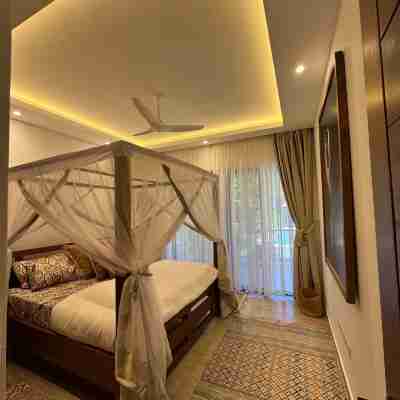 Luxurious 1bedhideaway with pool, AC &beach access Rooms