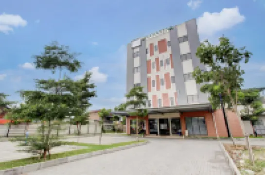 Townhouse Oak near The Park Mall Solo formerly D’Nawasena Guest House โรงแรมใน