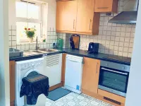 Cozy 2 Bedroom Flat, Woking | 30 min train London Hotels in Woking