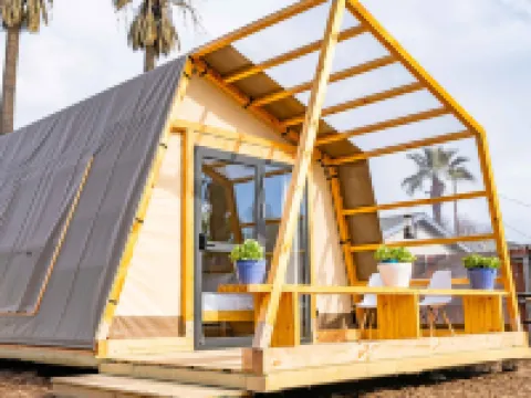 Urban Glamping Oasis: Comfort & Adventure Combined Hotels in Glendora
