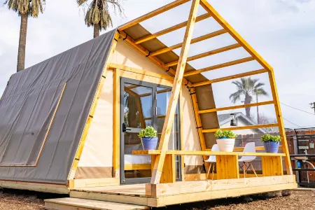 Urban Glamping Oasis: Comfort & Adventure Combined Отели в г. Глендора