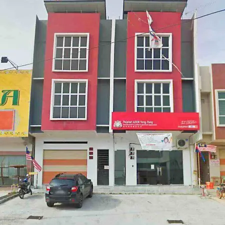 3 BDR shoplot style homestay Yong Peng three rooms. Отели в г. Юнг-Пенг