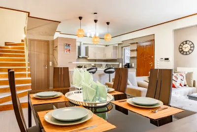 Lovehome-4BD Villa with views-15´~airport, 10´~MEC AE, 2´~bus stop,10´~Suburban Railway