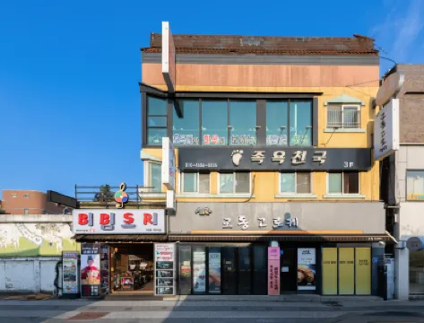 A good value for money located in the center of Jeonju Hanok Village Hôtels à proximité de : Cathédrale Jeondong