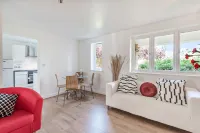 2 bed flat, dedicated workspace, Parking, 4KTV