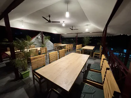 Orangepetal Exotic Bihanga Resort Отели в г. Чалза Махабари