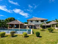 Oceanfront Luxury Villa with Private Pool فنادق في 