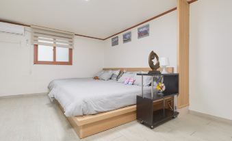 Hongdae Lovely  House. Big Room. Hongdae University Station. Exit 7. Walk 2 min