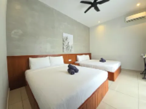 Cozy Home/Pool Cinema/Karaoke Jonker 1.2 km 20+8pax