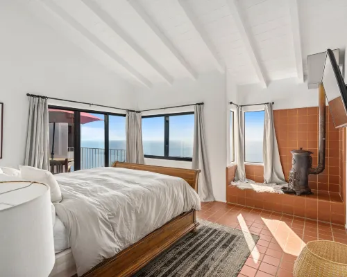 Panoramic Ocean View, 7 Bedroom Gated Villa, with Tennis Court and Swimming Pool Hotéis em Malibu