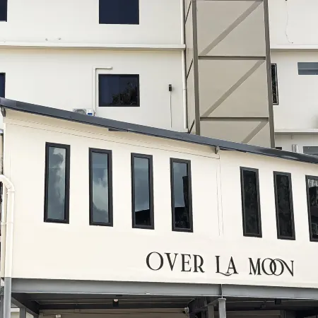 Over La Moon Отели рядом с достопримечательностью «Храм Ват Пхай Лом»