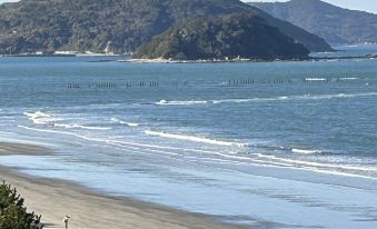 2LDK with Matsubara and the ocean right in front of you. The perfect loc