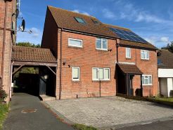 Stylish 5 bed home | Parking, Wi-Fi & Hot Tub