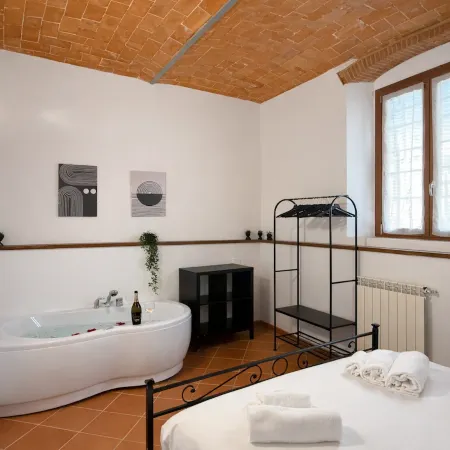 Oasis Apartment • Hot Tub & Parking