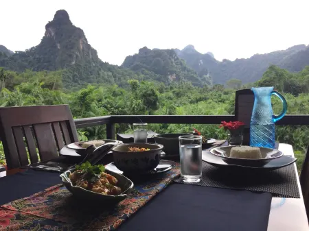 Anurak Community Lodge Отели в г. Phanom