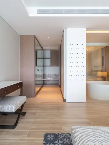 รูปภาพของStylish Lakeview Apt | 2BR 2BA + Balcony Views and Private Jacuzzi