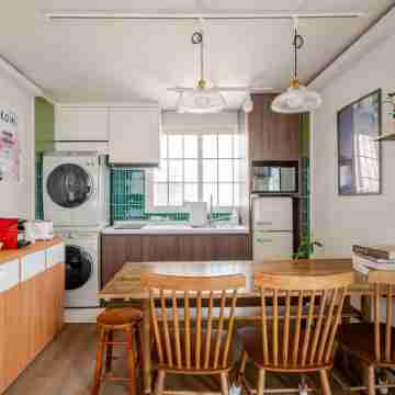 Rooftop Relaxation with Music, Movies & Vibes, 6 minutes from Itaewon St. Dining/Meeting Rooms