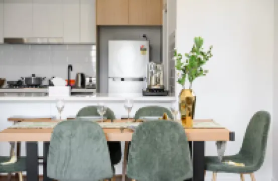 Spacious 5-bedroom building in brilliant Austral with AC