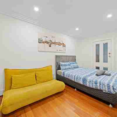 Stylish 3BR House(Parking)/ICC&DarlingHarbour-8min Rooms