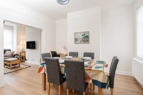 Spacious 3 Bedroom House Free Street Parking Fast WiFi