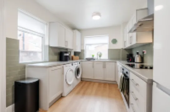 Spacious 3 Bedroom House Free Street Parking Fast WiFi