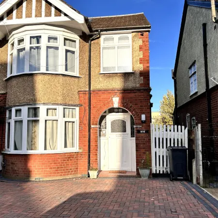 10min to University, Airport dart & train station