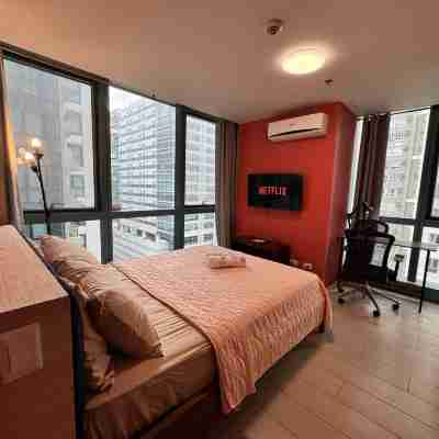 2BR One Uptown Residences Near Uptown Mall, Mitsukoshi, and restaurants Rooms