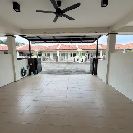 Small yard homestay Sungai Siput cozy 3BR 6-8 Person
