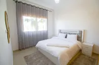2-Bedroom Apartment with Balcony & Pool - 3성급