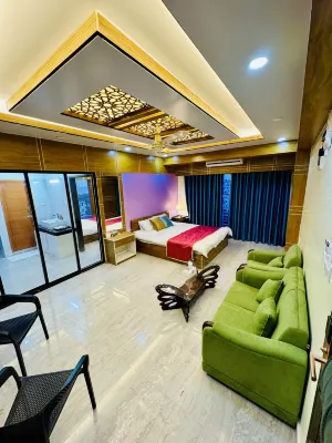 Royal Family suits - Homestays