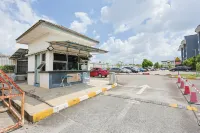 Green Villa Apartment by Favspace