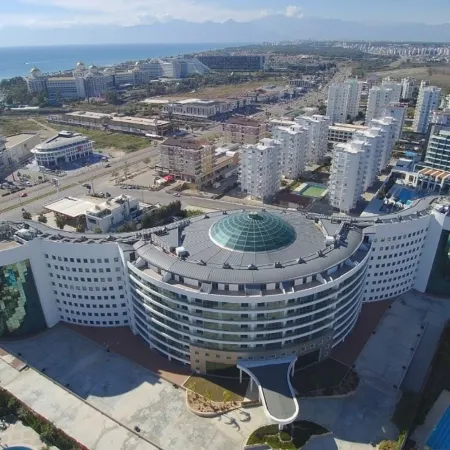 Sirius Town Apartment with Pool, Spa & Gym Near Beach & Mall