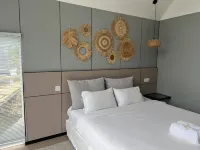 M & R 2 float house Hotels in Feuang