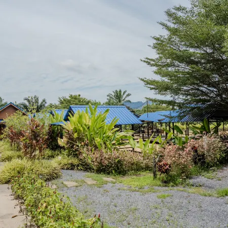 Baan Suan Lung Wat (Near  Surakul Pier) Отели рядом с достопримечательностью «Suwan Kuha Temple»