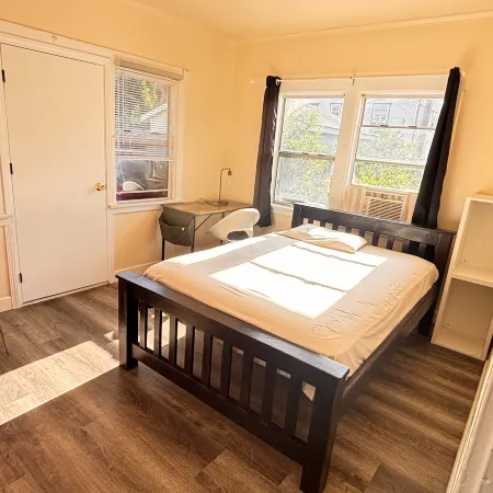 Cozy 1 bedroom beach home with single entrance