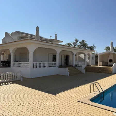 BnB Homes Luxurious Villa Stardust with Swimming pool & BBQ for Family Fun