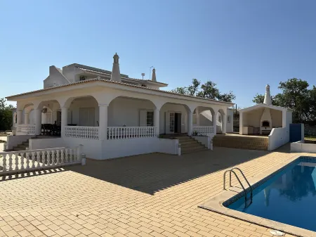 BnB Homes Luxurious Villa Stardust with Swimming pool & BBQ for Family Fun