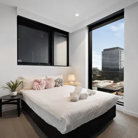 Sky One Box Hill, 3BR with Pool, Sauna & Parking