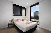 Sky One Box Hill, 3BR with Pool, Sauna & Parking - parking
