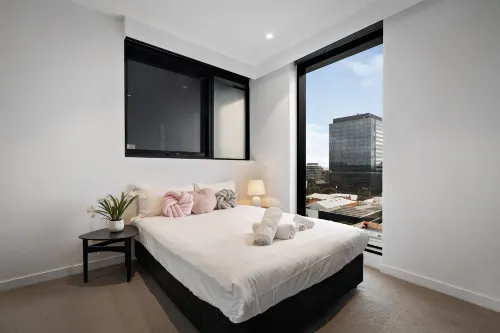 Sky One Box Hill, 3BR with Pool, Sauna & Parking