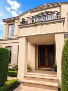 Luxurious 6-Bed Glen Iris Villa with Pool & Parking