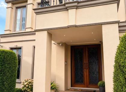 Luxurious 6-Bed Glen Iris Villa with Pool & Parking