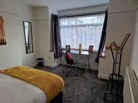 Restful 4BDR Home | Fast WiFi & Free Parking | - 2 stelle