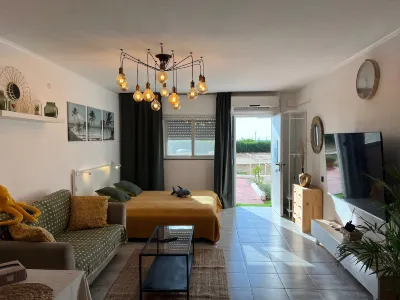 GW014 Gugel Waves Patio and Pool Seaview Apartment Hotel di Nahariya