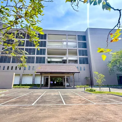 Waters Edge Hotel Hotels near Yakala Junction